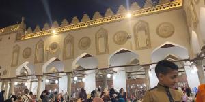 بدء توافد الآلاف لتأدية صلاة عيد الفطر المبارك بمسجد الأزهر الشريف - موقع رادار