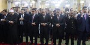 محافظ القليوبية يؤدي صلاة عيد الفطر المبارك بمسجد ناصر بمدينة بنها - موقع رادار