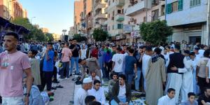 صور.. الآلاف يؤدون صلاة عيد الفطر المبارك بالمساجد والساحات العامة بقنا - موقع رادار