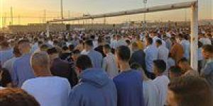 الآلاف من أهالي أسوان يؤدون صلاة عيد الفطر المبارك - موقع رادار