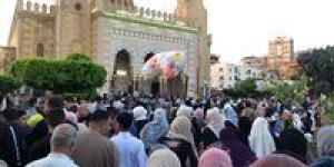 مئات المصلين يتوافدون لمسجد ناصر ببنها لأداء صلاة العيد - موقع رادار
