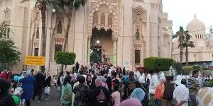 توافد المصلين لصلاة عيد الفطر بمساجد الاسكندرية - موقع رادار